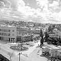 Verkeersplein in de omgeving van de citrussapfabriek Assis aan de weg van Tel Aviv naar Haifa met winkels, flats en een complex in aanbouw. 1 januari 1948