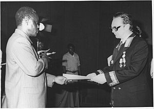 Посол СССР Виталий Иванович Агапов вручает верительные грамоты президенту Бенина