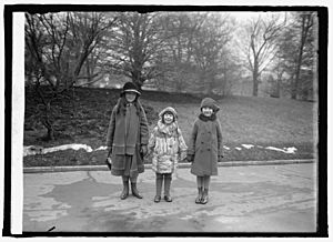 Baby Peggy with Frances & Gene Quirk of N.Y. at W.H. (i.e., White House, Washington, D.C.), 2-2-25 LCCN2016850023