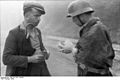 Bundesarchiv Bild 101I-477-2106-08, Bei Mailand, Soldat Zivilisten kontrollierend