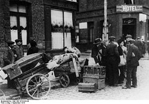 Bundesarchiv Bild 146-1974-029-09, Frankreich, Cambrai, Flüchtlinge