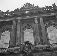 De koninklijke familie op het balkon van paleis Brockdorff ter ere van de verjaa, Bestanddeelnr 252-8663