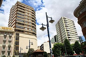 Efectos de la verticalización urbana en los años setenta en la plaza de la Trinidad de Talavera de la Reina, 2009 (8236596177)