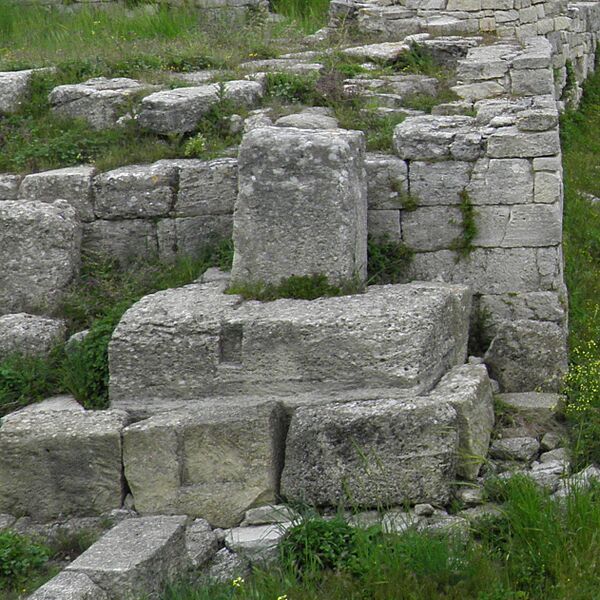 Troy6 pillar