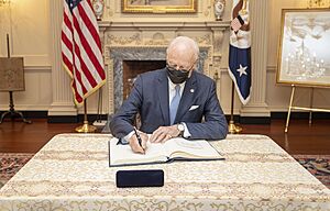 UN Envoy for Western Sahara de Mistura Signs Secretary Blinken's Guestbook (51859519137)