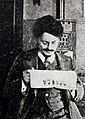 Троцкий читает газету „Правда“ в Вене (ок. 1910)
