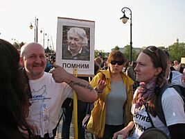 2012-05-06 вытеснение людей полицейскими с Лужкова моста.jpg