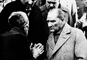 Atatürk Tokat'ta bir vatandaşı dinliyor (1930)