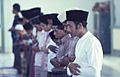 COLLECTIE TROPENMUSEUM Moslimmannen tijdens het gebed op vrijdag in de moskee Tulehu TMnr 20017952