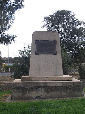 Cnr-N&W-Tce-monument