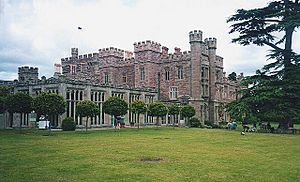 Hampton Court - 1 - geograph.org.uk - 1127139