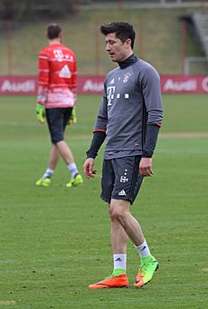 Robert Lewandowski Training 2017-03 FC Bayern Muenchen-3