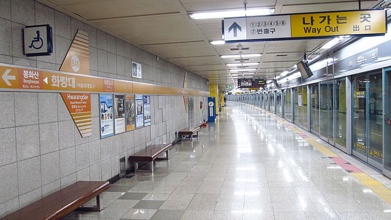 Seoul-metro-646-Hwarangdae-station-platform-20181125-134024