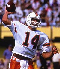 Vinny Testaverde throwing the ball during a game in Miami (cropped)
