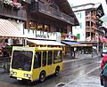 Gelbes Elektroauto in Zermatt