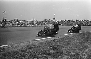 Giacomo Agostini (MV Agusta ) op de 350cc voor Renzo Pasolini., Bestanddeelnr 923-6225