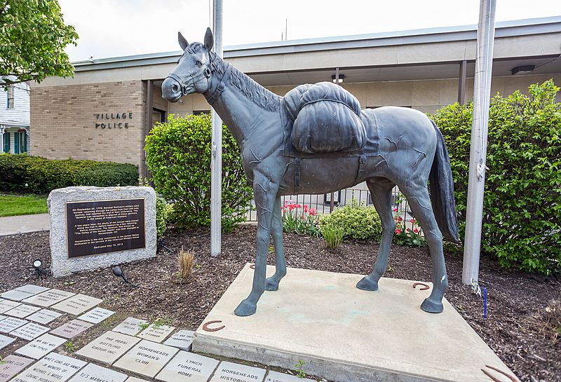 Image Horse monument in Horseheads, New York