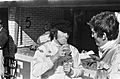 Jackie Stewart drinkt een flesje limonade, Bestanddeelnr 922-5447