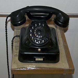 Old telephone (5983560279).jpg