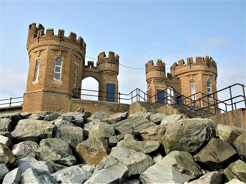 Pier Towers, Withernsea (geograph 5888981)