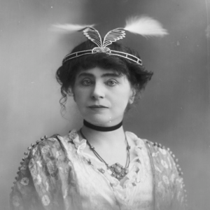 Princess Anne of Löwenstein-Wertheim-Freudenberg by Bassano company in 1913 (cropped).png