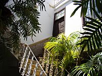 Puerta derecha desde patio interior