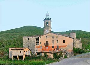 Ridaura, església de Santa Maria, torre, i cases veïnes.jpg