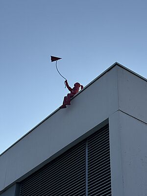 Sculpture "la petite fille au cerf-volant" de James Colomina