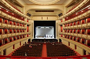 Wien - Staatsoper, Zuschauerraum mit Bühne