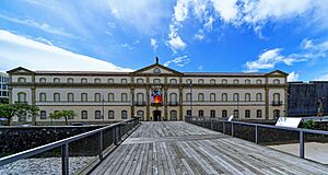!993 wurde das Museum der Natur un des Menschen eröffnet.- 01