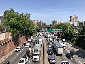 2024-05-21 14 29 44 View north along Interstate 95 and U.S. Route 1 and east along the Cross Bronx Expressway from the overpass for Macombs Road in the Bronx, New York City, New York