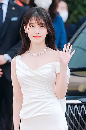 230428 백상예술대상 IU (2).jpg