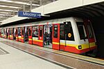 Alstom Metropolis 98B, Wilanowska, 2014-10-25.jpg