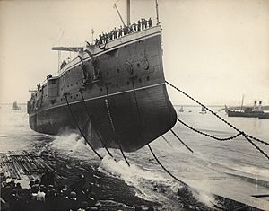Launching of the HMS Hogue (1900)
