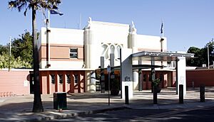 Melbourne Zoo entrance 1a.jpg