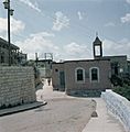 Safed. Kunstenaarskolonie weg met aan weerzijden muren met zicht op het atelier, Bestanddeelnr 255-9230