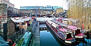 Waterbus - Camden Lock Market - panoramio.jpg