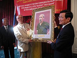 Президент СРВ Чыонг Тан Шанг вручает портрет Хо Ши Мина Председателю МООВВВ Н. Н. Колеснику (2)
