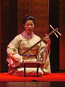 Fumie Hihara, au shamisen (danse du Kabuki, musée Guimet)