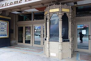 Jamaica Av 165th St td (2018-10-26) 03 - Tabernacle of Prayer (Loew's Valencia Theatre)