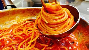 Spaghetti al pomodoro, icona della cucina italiana nel mondo. 