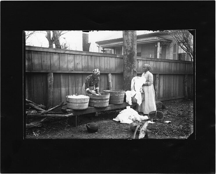 Washing clothes (11327812505)