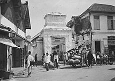 COLLECTIE TROPENMUSEUM Poort bij de Ampel Moskee in de Arabische wijk van Soerabaja TMnr 60037907