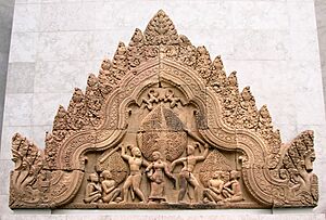 Fronton Cambodge Musée Guimet 9971