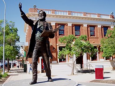 Sir Henry Parkes statue in Parkes NSW.jpg