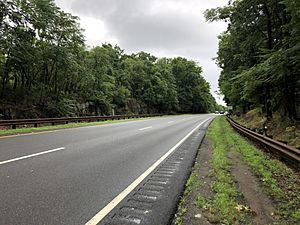 2018-07-22 09 16 33 View north along New Jersey State Route 445 (Palisades Interstate Parkway) between Exit 1 and Exit 2 in Tenafly, Bergen County, New Jersey