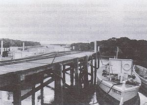 Broad Creek jetty and lighters in February 1912. Hargreaves, 'Photos Miscellaneous Explosives 230 to 360'. WSDS