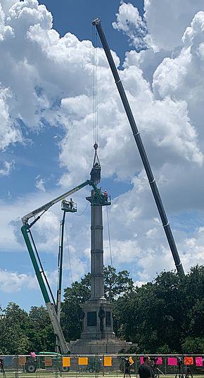 Calhoun Monument removal 01