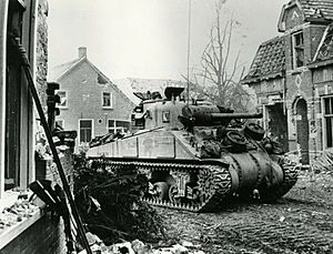 Een Sherman tank rukt op in Overloon (2155 078432)