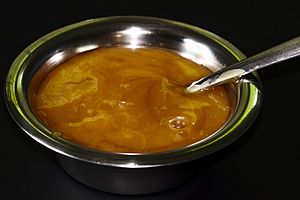 Manuka honey in a bowl